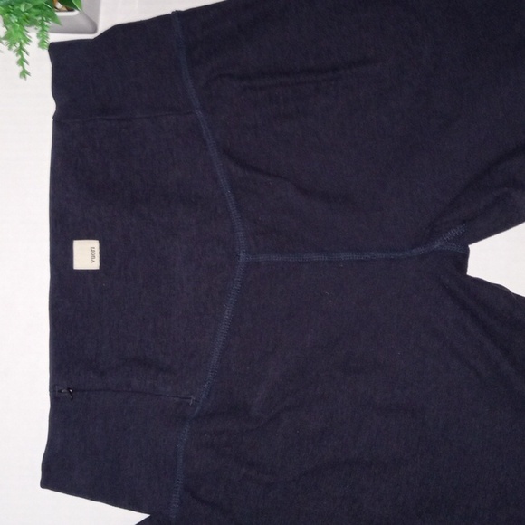 Vuori Pants - Vuori Studio Pocket Leggings. Womens size Medium. Dark Blue in color.